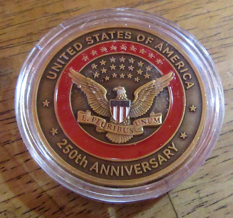 K&ouml;nnte beinhalten: Ein Set aus drei Keramikbechern mit gesprenkelter, matter Oberfl&auml;che. Die Becher sind in Creme-, Hellgrau- und Dunkelgraut&ouml;nen gehalten. Jeder Becher hat ein schlichtes, minimalistisches Design.