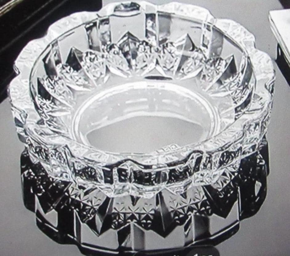 ヴィンテージクリスタルガラス灰皿：クラシックな豊かさのデザイン