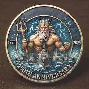 Puede incluir: Una moneda conmemorativa con un diseño detallado. Presenta una figura musculosa sosteniendo un tridente, barcos en el mar y rayos. La moneda está inscrita con "1775" y "2025", y las palabras "250th Anniversary".