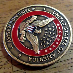 K&ouml;nnte beinhalten: Eine wei&szlig;e Keramik-Tasse mit schwarzem Henkel und dem Text "But First, Coffee" in handschriftlichem Stil. Die Tasse steht auf einer wei&szlig;en Oberfl&auml;che. Die Tasse ist etwa 10 cm hoch.