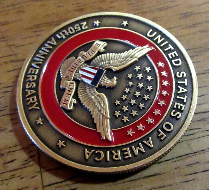 K&ouml;nnte beinhalten: Eine wei&szlig;e Keramik-Tasse mit schwarzem Henkel und dem Text "But First, Coffee" in handschriftlichem Stil. Die Tasse steht auf einer wei&szlig;en Oberfl&auml;che. Die Tasse ist etwa 10 cm hoch.