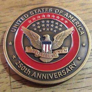 K&ouml;nnte beinhalten: Ein Set aus drei Keramikbechern mit gesprenkelter, matter Oberfl&auml;che. Die Becher sind in Creme-, Hellgrau- und Dunkelgraut&ouml;nen gehalten. Jeder Becher hat ein schlichtes, minimalistisches Design, ideal f&uuml;r Kaffee oder Tee.