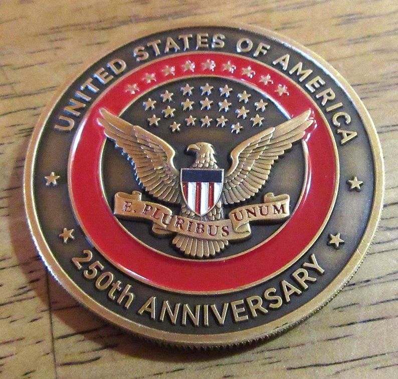 K&ouml;nnte beinhalten: Ein Set aus drei Keramikbechern mit gesprenkelter, matter Oberfl&auml;che. Die Becher sind in Creme-, Hellgrau- und Dunkelgraut&ouml;nen gehalten. Jeder Becher hat ein schlichtes, minimalistisches Design, ideal f&uuml;r Kaffee oder Tee.