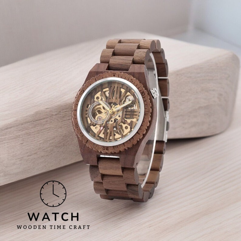 Stylish automatic mechanical men watch featuring a natural walnut wood bracelet, self-winding movement, and a secure folding clasp. Elegant and eco-friendly wristwatch for the modern man.