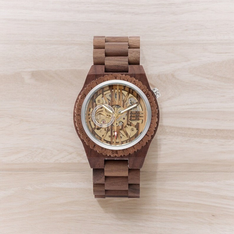 Stylish automatic mechanical men watch featuring a natural walnut wood bracelet, self-winding movement, and a secure folding clasp. Elegant and eco-friendly wristwatch for the modern man.