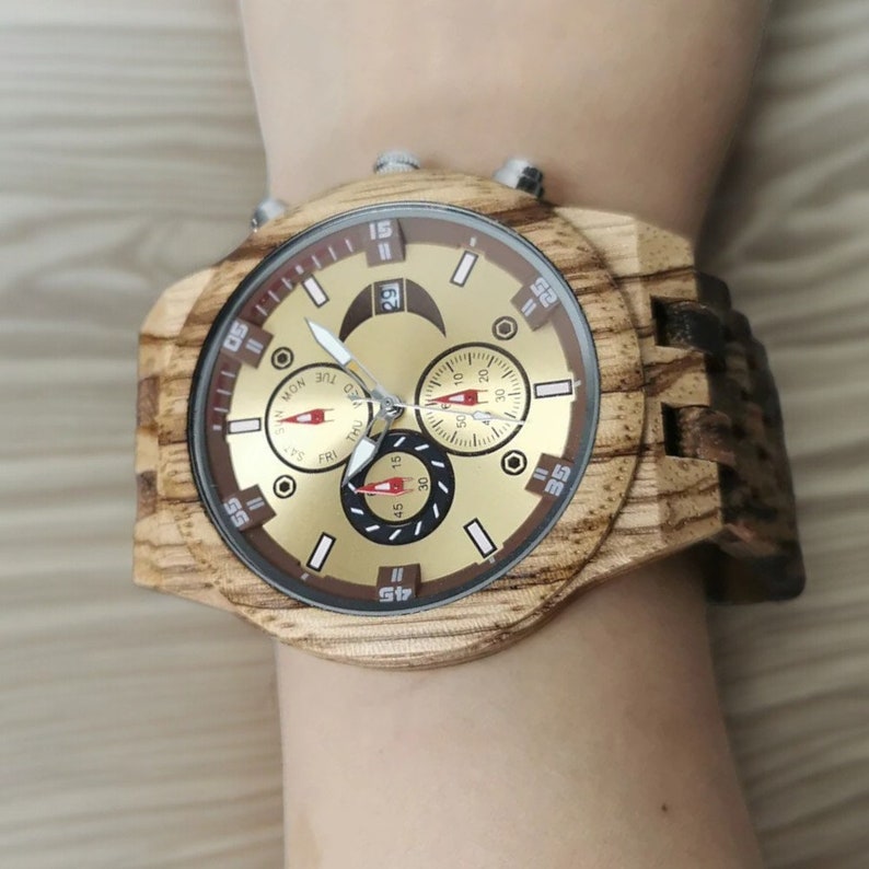 Men quartz watch featuring a round chronograph dial with calendar, set in a natural wood bangle with folding clasp. Elegant and sustainable timepiece for everyday wear.