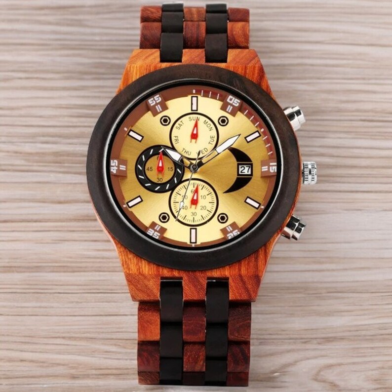 Men quartz watch featuring a round chronograph dial with calendar, set in a natural wood bangle with folding clasp. Elegant and sustainable timepiece for everyday wear.