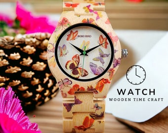 Montre artistique en bois pour femme – Motif papillon peint à la main avec mouvement à quartz, présentée dans une boîte cadeau en bois.