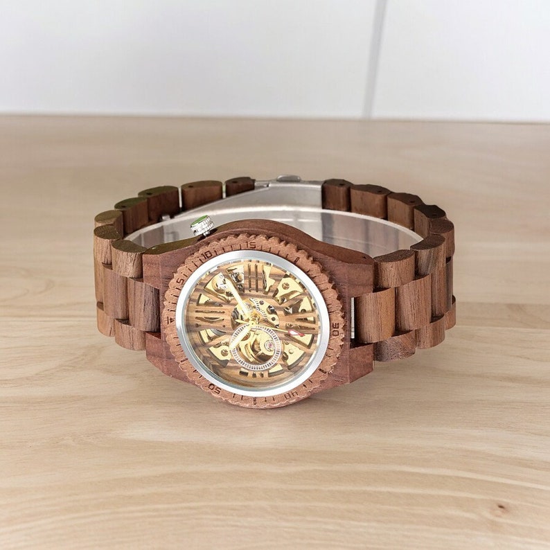 Stylish automatic mechanical men watch featuring a natural walnut wood bracelet, self-winding movement, and a secure folding clasp. Elegant and eco-friendly wristwatch for the modern man.