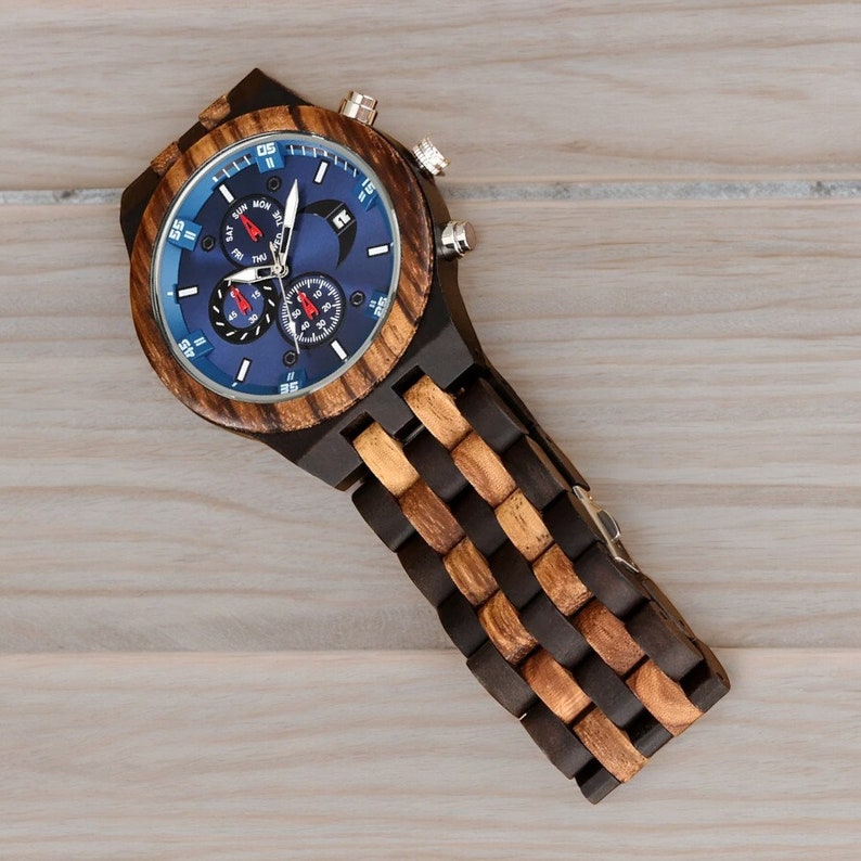 Men quartz watch featuring a round chronograph dial with calendar, set in a natural wood bangle with folding clasp. Elegant and sustainable timepiece for everyday wear.