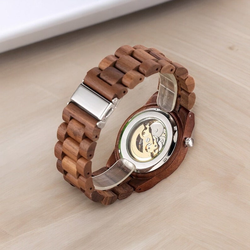 Stylish automatic mechanical men watch featuring a natural walnut wood bracelet, self-winding movement, and a secure folding clasp. Elegant and eco-friendly wristwatch for the modern man.