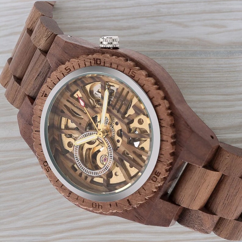 Stylish automatic mechanical men watch featuring a natural walnut wood bracelet, self-winding movement, and a secure folding clasp. Elegant and eco-friendly wristwatch for the modern man.
