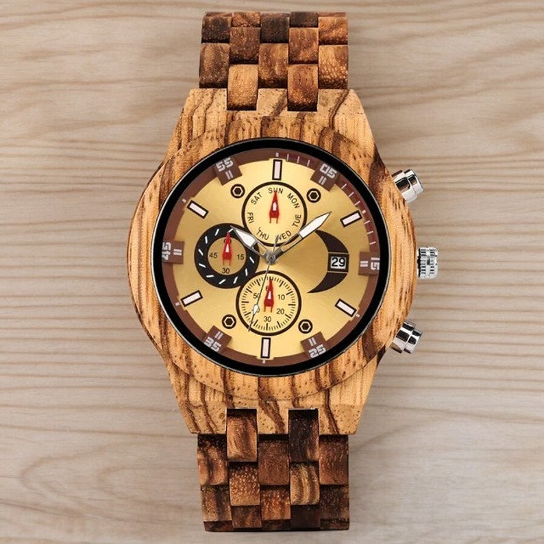 Men quartz watch featuring a round chronograph dial with calendar, set in a natural wood bangle with folding clasp. Elegant and sustainable timepiece for everyday wear.