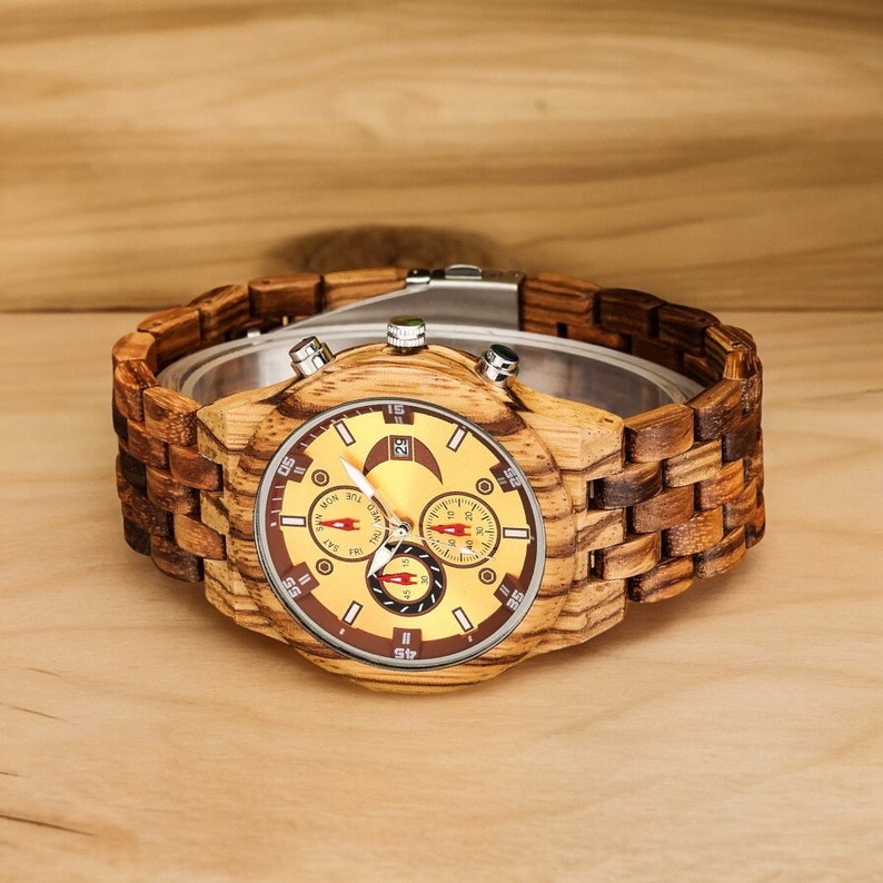 Men quartz watch featuring a round chronograph dial with calendar, set in a natural wood bangle with folding clasp. Elegant and sustainable timepiece for everyday wear.