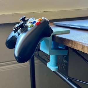 Personligt Gamertag-kontrollstativ: Minimalistisk 3D-utskriven skrivbordsklämma