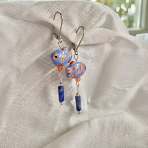 Divertidos pendientes de pez colgante semipreciosos de cerámica, pendientes de pez de cuarzo sodalita multicolor, pendientes de palanca coloridos, peces tropicales lindos