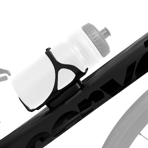 Puede incluir: Una jaula de botella de agua negra unida a un cuadro de bicicleta negro con la palabra "Cervélo" impresa en el cuadro. Una botella de agua blanca está en la jaula.