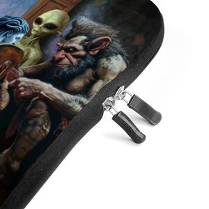 Mythical Poker Night Laptop Bag - Cryptid Neoprene Laptop Case afbeelding 8