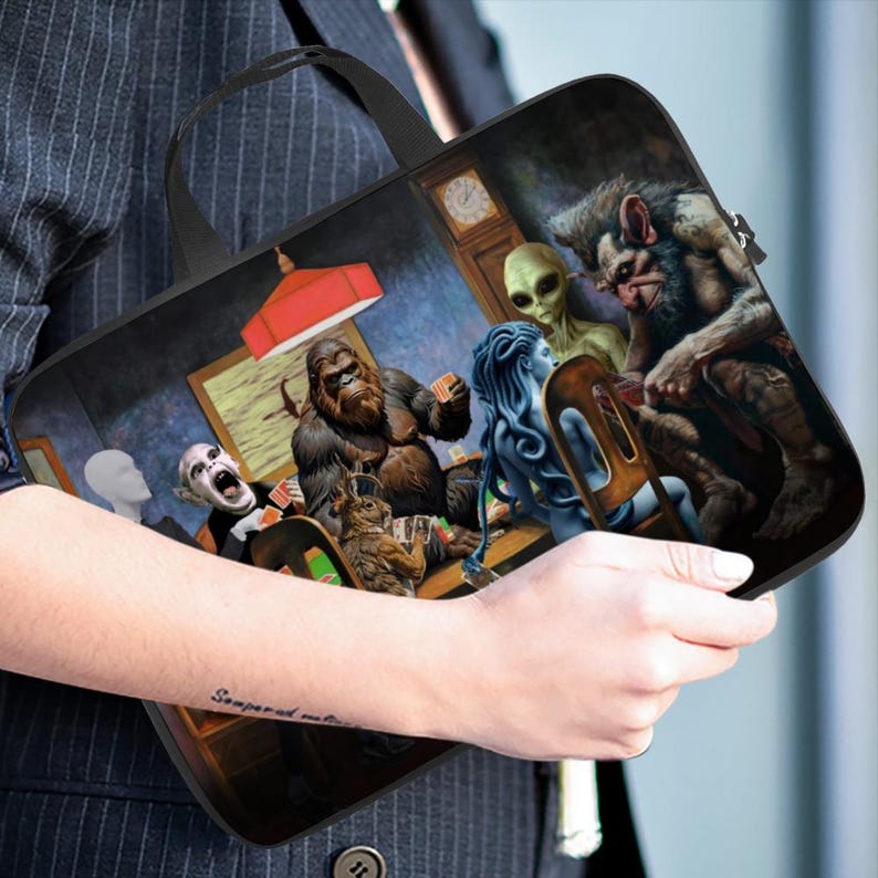 Mythical Poker Night Laptop Bag - Cryptid Neoprene Laptop Case afbeelding 6