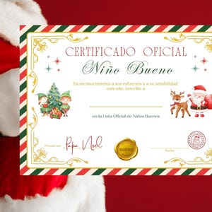 Op de afbeelding: Een feestelijk kerstcertificaat met de tekst "CERTIFICADO OFICIAL Niño Bueno". Het certificaat bevat illustraties van elfen, een kerstboom, de kerstman en een rendier, omlijst met een rood-groene rand.