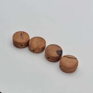 Cena za gałkę - ręcznie robione gałki z drewna jaworowego - precyzyjnie rozwiercone do 6 mm - wykończenie olejem Odie's - śruba ustalająca dla pewnego dopasowania