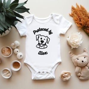 Neuer bester Freund-Bodysuit, geschützt durch Hunde-Bodysuit, personalisierter Hundename-Bodysuit, Hundename-Bodysuit-Babypartygeschenk, Neugeborenen-Babygeschenk