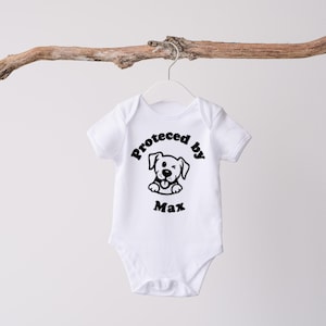 Geschützt durch Hund Bodysuit, benutzerdefinierte Hunderasse Bodysuit, personalisierte Hund Name Baby Bodysuit, Hund Sibling Outfit, Baby-Dusche-Geschenk