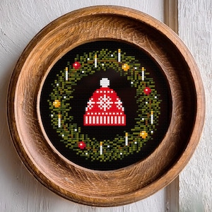 3 Weihnachtskränze mit Mütze Kreuzstichmuster: Winterliches Weihnachtsmotiv zum Sticken