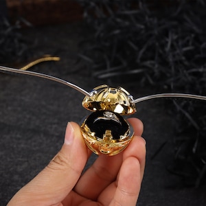 Caja de anillos dorada - Joyero mágico para propuestas - Porta anillos de compromiso único - Regalo creativo para propuestas - Caja de anillos de inspiración fantástica