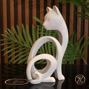 Abstrakcyjna rzeźba kota – matowa biel, 25 cm, figurka z poliestru – nowoczesna minimalistyczna dekoracja kota