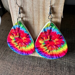 Wooden Tie-dye Teardrop Earrings Psychedelic Rainbow Jewelry Boho-style Accessories Unique Gift for Her Retro 70s-inspired Pattern
