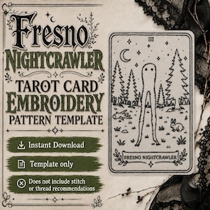 Op de afbeelding: Een borduurpatroon met de tekst Fresno Nightcrawler Tarot Card Embroidery Pattern Template. Het ontwerp toont een tarotkaartillustratie van een lang, dun wezen in een bos met een maansikkel, sterren en een konijn in het gras.