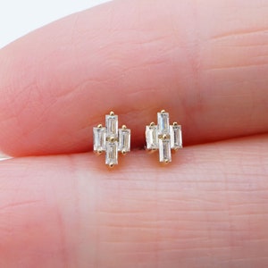 Petits clous d'oreilles en or massif 14 carats avec diamants baguette de laboratoire