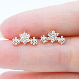 Boucles d'oreilles en or massif 14 carats avec cartilage de laboratoire en diamant Boucles d'oreilles en hélice de fleurs délicates Boucles d'oreilles sans filetage Clous de conque Bijoux de piercing au tragus