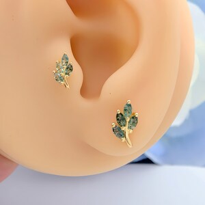 Boucles d'oreilles en or massif 14 carats et agate mousse, dos plat, clous de cartilage enfichables, clous de conque, clous en spirale, bijoux de piercing pour cartilage fin