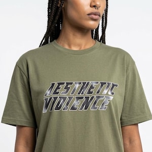 Camiseta unisex con estampado de violencia estética vanguardista / Verde militar estilo urbano alternativo Y2K Y3K (estilo Y2K Y3K)
