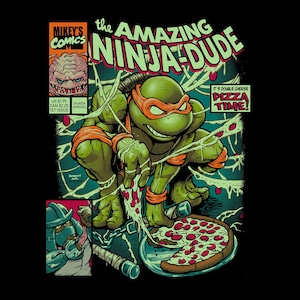Könnte beinhalten: Comic-Cover mit einer grünen Schildkrötenfigur mit orangefarbener Maske, die ein Stück Pizza hält. Der Text lautet "The Amazing Ninja Dude" und "Pizza Time!" mit "Mikey's Comics" oben links.