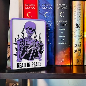 Read in Peace Skeleton Decor – Gothic Book Lover Gift, Bookshelf Decor, Halloween Skeleton Reading Sign, Creepy Cute Reader Accessory