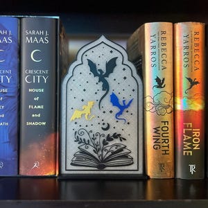 Drachen Buchecke | Fantasy Bücherregaleinsatz mit magischer Märchenbuchszene | Einzigartiges Geschenk für Buch & Drachen Liebhaber