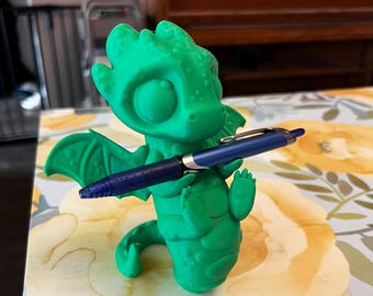 Drache Stifthalter niedlich 3D gedruckt Schreibtisch Buddy, Fantasy Organizer, Bücherwurm Geschenk, DnD Drachen Dekor, benutzerdefinierte Farben