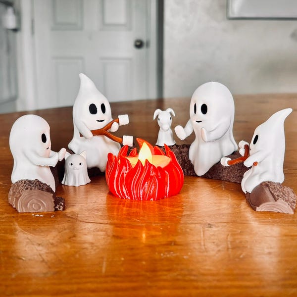 Rassemblement autour d'un feu de camp de la famille fantôme | Décoration d'Halloween effrayante | Ensemble de figurines fantômes mignons avec enfants et animaux de compagnie | Présentoir pour feu de camp | Scène de fantôme hanté