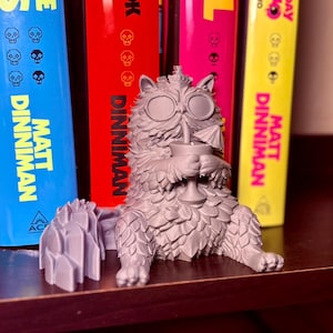Figura de la Princesa Donut apoyada en un libro, decoración para estantería de amantes de los libros, figura del gato Carl de Dungeon Crawler bebiendo Dirty Shirley, regalo para lectores de LitRPG