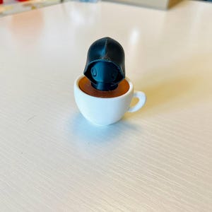 Suriel in a Teacup Clicker - 3D gedrucktes Schreibtischspielzeug | Fidget Clicker Inspiriert von ACOTAR | Bücherwurm Geschenk | Fantasie Schreibtisch Dekor