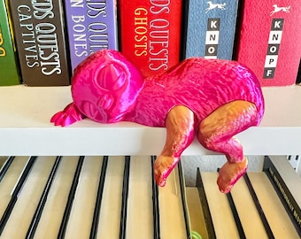 Sleeping Bookshelf Sloth – Cute 3D Printed Sloth Decor, Adorable Shelf Ornament, Unique Gift, Custom Colors Available, Bookshelf Decor