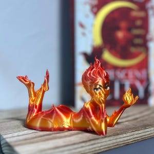 Figurka Fire Sprite | Fantastyczna ekspozycja na półce | Akcesorium do kącika czytelniczego