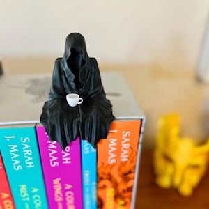 Suriel Bücherregal Dekor Suriel Tee Bücherregal Dekor Sensenmann Sitzen Bücherregal mit Teetasse Figur