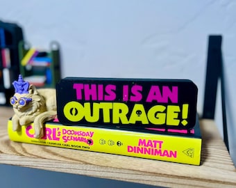 Dies ist ein Bücherregal-Dekor-Zeichen der Empörung, Dungeon Crawler Carl inspiriertes Dekor, LitRPG-Bücherregal-Schild, Zitat für Bücherwürmer