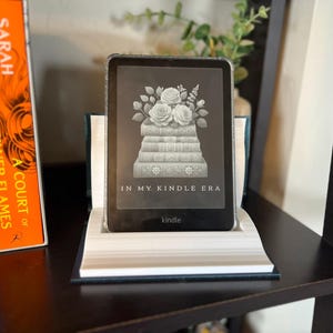 Öppen bok Kindle-hållare 3D-tryckt e-läsarställ, bokformad surfplattahållare, anpassningsbar