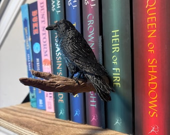 Decorazione per libreria con corvo, Corvo gotico su ramo, Regalo per amanti dei libri dark academia, Decorazione per libreria con corvo, Decorazione per libreria di Halloween