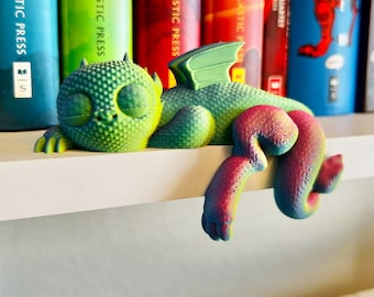 Bookshelf Dragon Sleeping on a Shelf V1 – Adorable 3D Printed Dragon Decor, Fantasy Shelf Ornament, Unique Gift, Custom Colors Available